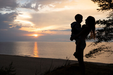 Fototapeta matka z dzieckiem przy zachodzie słońca obraz