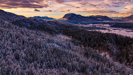 Obraz premium Sunset Photography at Dobratsch , Austria - Carinthia - Villach- sunset in beautiful snow winter photography in a winterwonderland environment MOUNTAIN photographed with a dji mavic-3 drone dronephoto