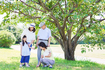 外で遊ぶ幸せな家族