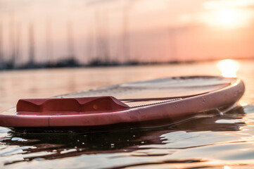 Surfboard im Wasser