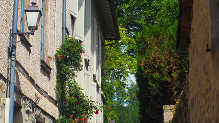 Rues de la ville de Saint-Antonin-Noble-Val, en période estivale, dans le Tarn-et-Garonne