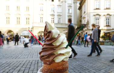 ヨーロッパの街中で食べるソフトクリーム