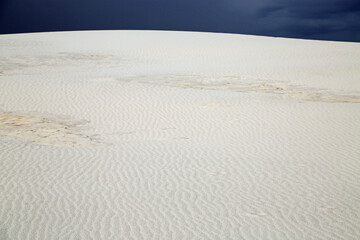 Obraz premium White sands and dark sky - White Sands National Park, New Mexico