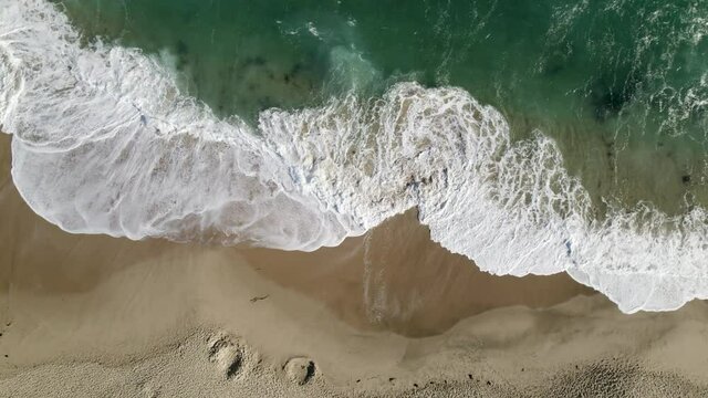 Toma de drone de playa turquesa desde el cielo, mar agitado