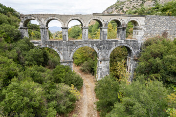 Obraz premium Ruins of ancient Pollio aqueduct bringe in Izmir Province. Turkey
