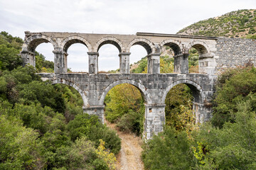 Obraz premium Ruins of ancient Pollio aqueduct bringe in Izmir Province. Turkey