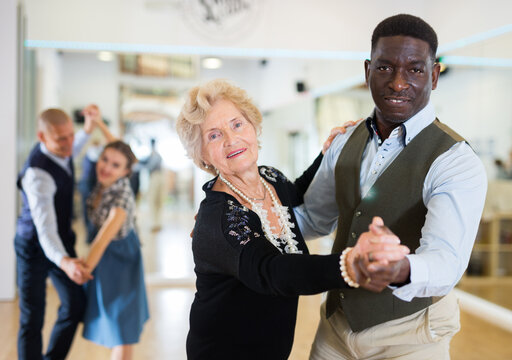 Two professional dancers practicing lindy hop in dance class