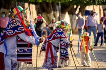 Baile o danza de los viejitos, en el jardin del morelia, michoacan