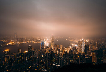 Fototapeta premium Overlooking the night view of Hong Kong City at the top of Taiping mountain