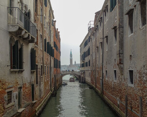 Fototapeta na wymiar Vista di Venezia e ponte da un canale