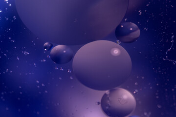  Fondo Burbujas azul moradas sobre fondo azul profundo con pequeñas burbujas en suspension