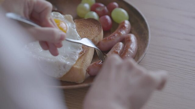 朝ごはんを食べる女性の手元