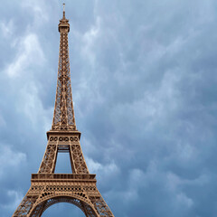 Fototapeta na wymiar Eiffel Tower on sky background
