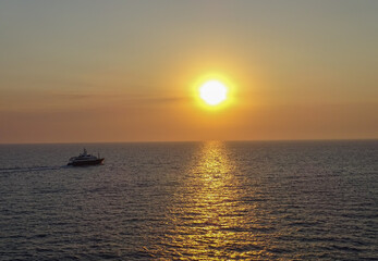 Fototapeta na wymiar Yacht al tramonto all'isola di Capri in Italia