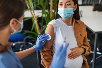 Pregnant Asian Woman Preparing To Get Vaccinated Against Covid-19 - obrazy, fototapety, plakaty