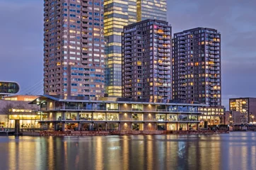Crédence de cuisine en verre imprimé Rotterdam Rotterdam, The Netherlands, January 20, 2022: Rijnhaven harbour with the Floating Office and the Wilhelminapier highrise during the blue hour in the morning