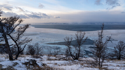 Fototapeta na wymiar snow on the mountain and frozen lake