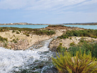 Vega Baja del Segura - Embalse de la Pedrera un lago azul turquesa. 