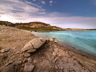 Vega Baja del Segura - Embalse de la Pedrera un lago azul turquesa. 