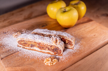 appel nut strudel strudle wood 