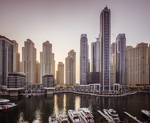 Fototapeta na wymiar Dubai Marina dusk 