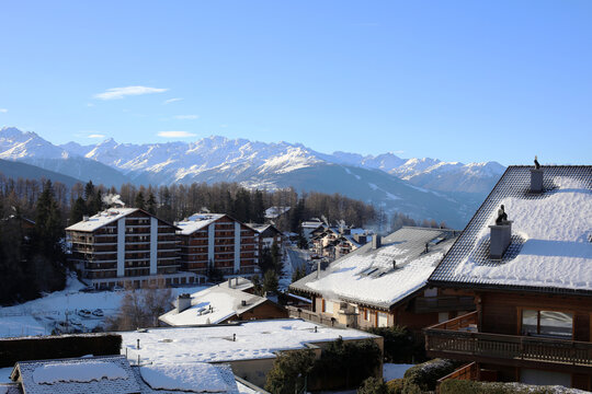 Chalets enneig&eacute;s des alpes suisses