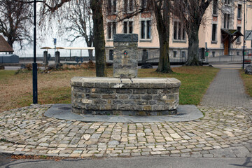 Fontaine dans le vieux bourg de St-Prex © Marc