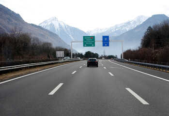 Panneaux indicateurs de direction sur autoroute en Suisse