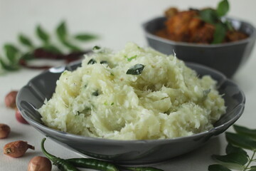Smashed tapioca with green chilies and shallots served with chicken gravy.