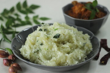 Smashed tapioca with green chilies and shallots served with chicken gravy.