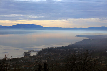 Vue panoramique du lac Léman en direction de Genève