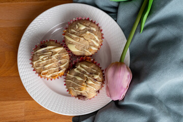 Babeczki z białą czekoladą i tulipanem