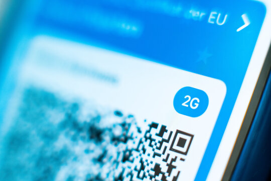 Eingetragener Digitaler Impfnachweis mit Anzeige des 2G Status in der Cornona Warn App auf dem Display eines Handys