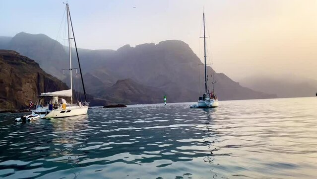 Barcos atracados bajo un acantilado en un hermoso atardecer. Agaete, Gran Canaria.
