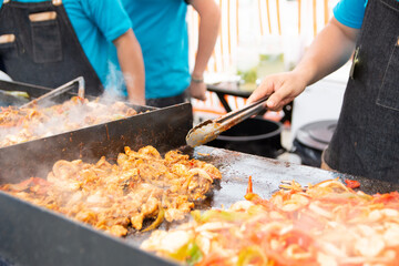 puesto de comida en festival callejero