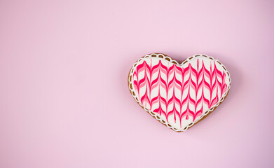 gingerbread heart on pink background, valentine's day, concept - love and romance, free copy space, wedding and marriage