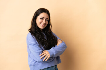 Obraz premium Young caucasian woman over isolated background with arms crossed and looking forward