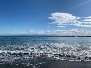 Perfect line of the sea horizon, deep blue sea surface and blue sky