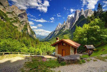Drewniany domek Włochy Alpy Dolomity wiosenna sceneria
