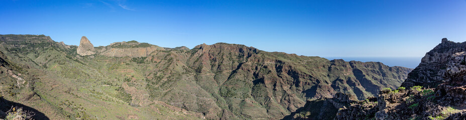 Wanderurlaub auf LA GOMERA, Kanarische Inseln: Panoramablick bei Wanderung gegenüber des Roque...