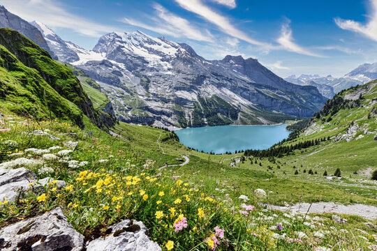 Ein traumhafter Ausblick auf den &Ouml;schinensee in der Schweiz an einem sch&ouml;nen Sommertag.