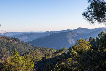 Vue sur les montagnes des Cévennes depuis le Signal Saint-Pierre (Occitanie, France)