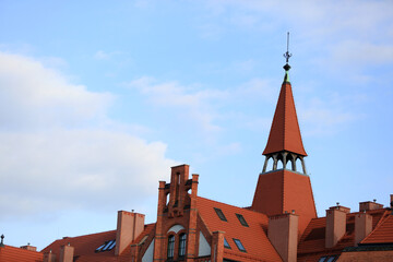 Dach kościoła z trujkątną wieżą.
