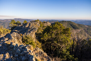 Vue sur les montagnes des Cévennes depuis le Signal Saint-Pierre (Occitanie, France)