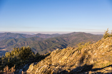 Vue sur les montagnes des Cévennes depuis le Signal Saint-Pierre (Occitanie, France)