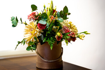 Flowerbox - kolorowe kwiaty mieszane w pudełku, nowoczesne i eleganckie pudełko pełne kolorowych kwiatów ciętych. Elegancki prezent urodzinowy. - obrazy, fototapety, plakaty