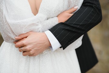 Obraz premium Hands of the bride and groom close-up