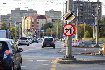 Samochody osobowe na skrzyżowaniu w centrum Wrocławia. - obrazy, fototapety, plakaty