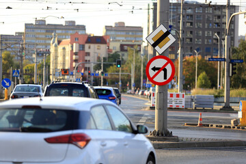 Samochody osobowe na skrzyżowaniu w centrum Wrocławia.