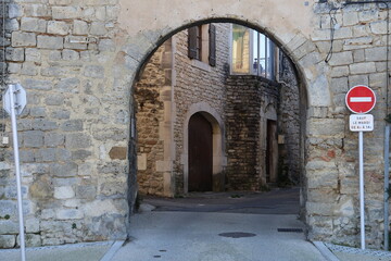 Porte de ville et anciens remparts, village de Saint Paul Trois Chateaux, département de la Drôme, France